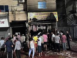 इंदौर के पाटनीपुरा में देर रात पूजा सामग्री की दुकान में लगी भीषण आग, शॉर्ट सर्किट से हादसा, लाखों का नुकसान
