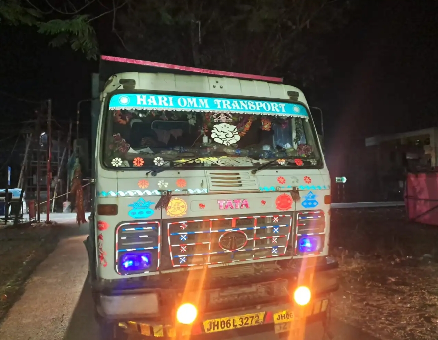 अवैध बालू का परिवहन कर रहे तीन हाईवा और दो डंपर जब्त