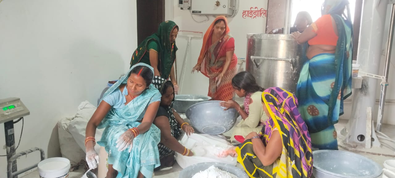 गोबर से 'ग्रीन पेंट' तक: गोठा की महिलाओं ने लिखी आत्मनिर्भरता की नई इबारत