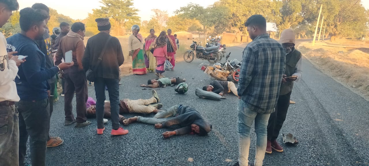 अलग-अलग दो सड़क हादसे में तीन बाईक सवार की मौत, चार गंभीर