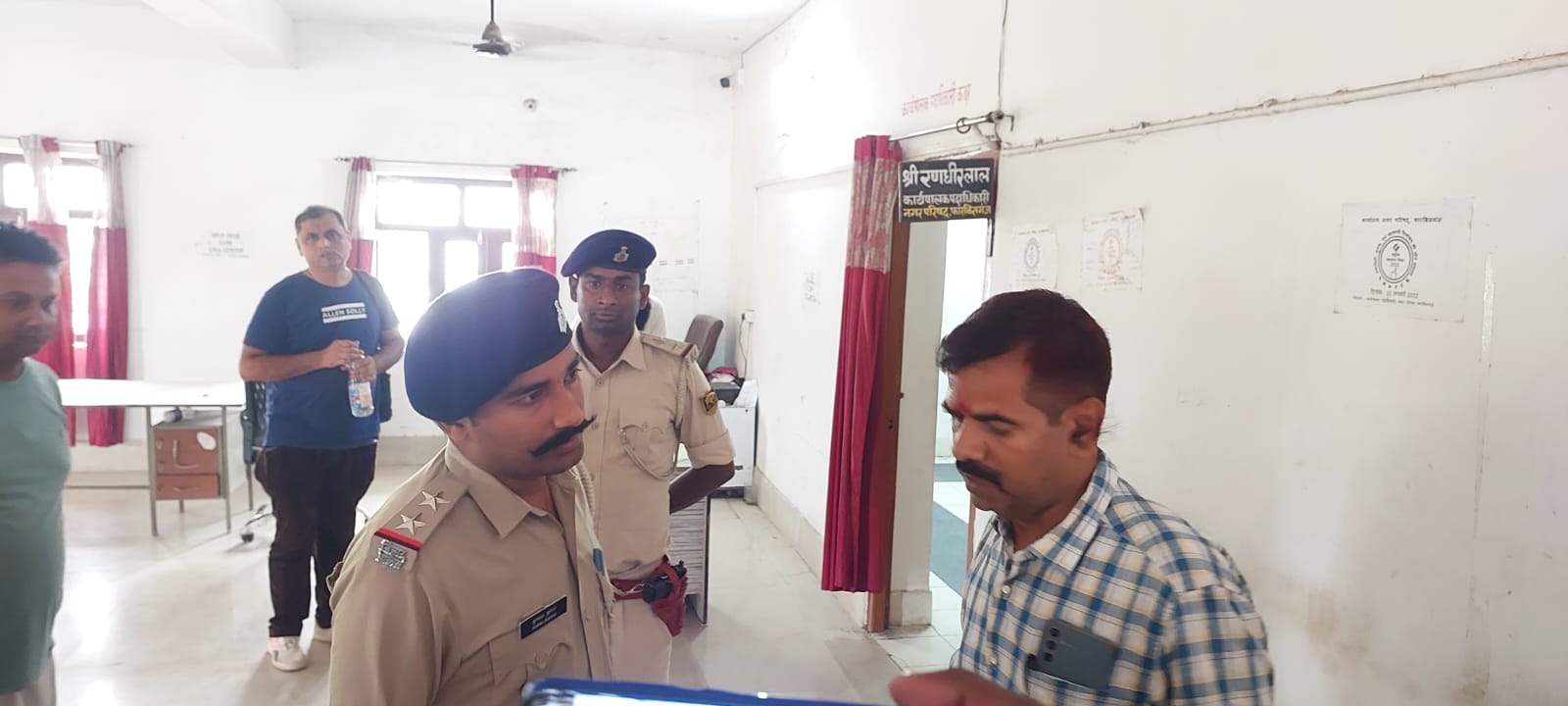 वित्तीय गड़बड़ी को लेकर साहेबगंज थाना ने की फारबिसगंज ईओ के आवास और कार्यालय में छापेमारी