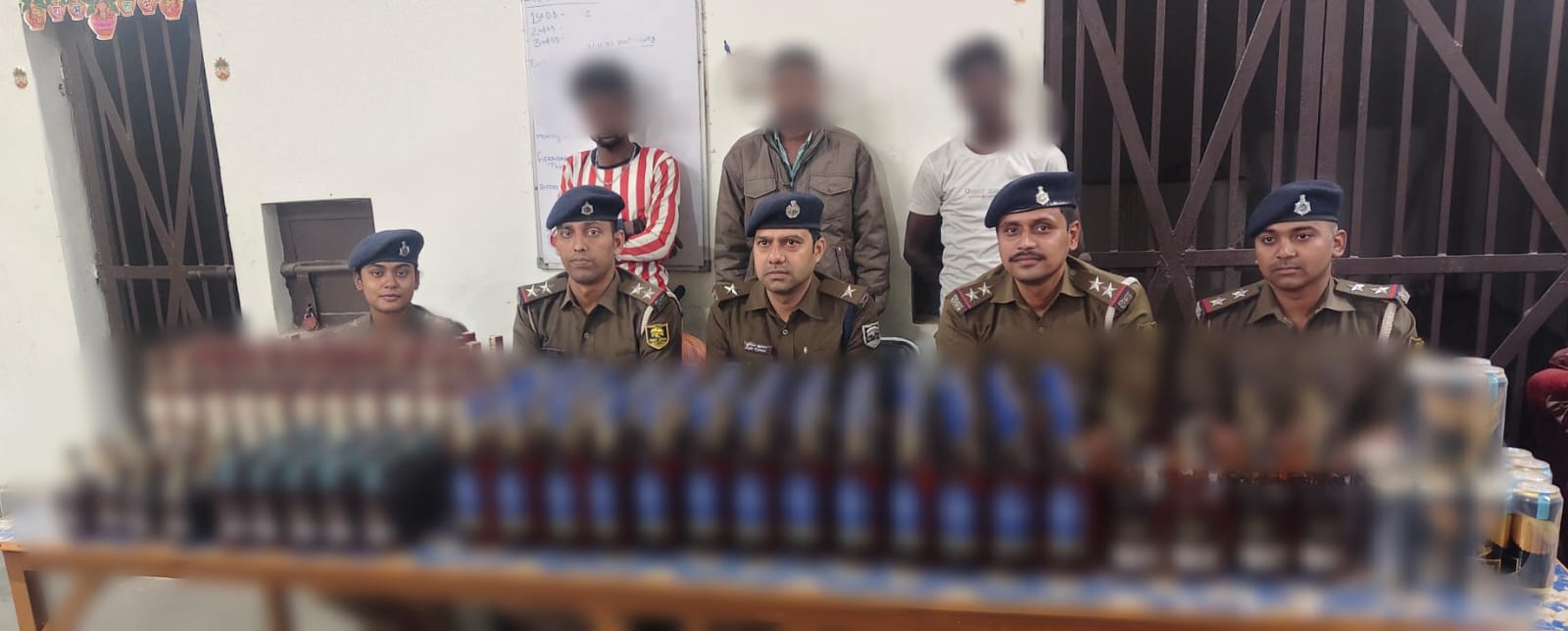 पुलिस ने 122 लीटर विदेशी शराब के साथ तीन तस्कर को किया गिरफ्तार