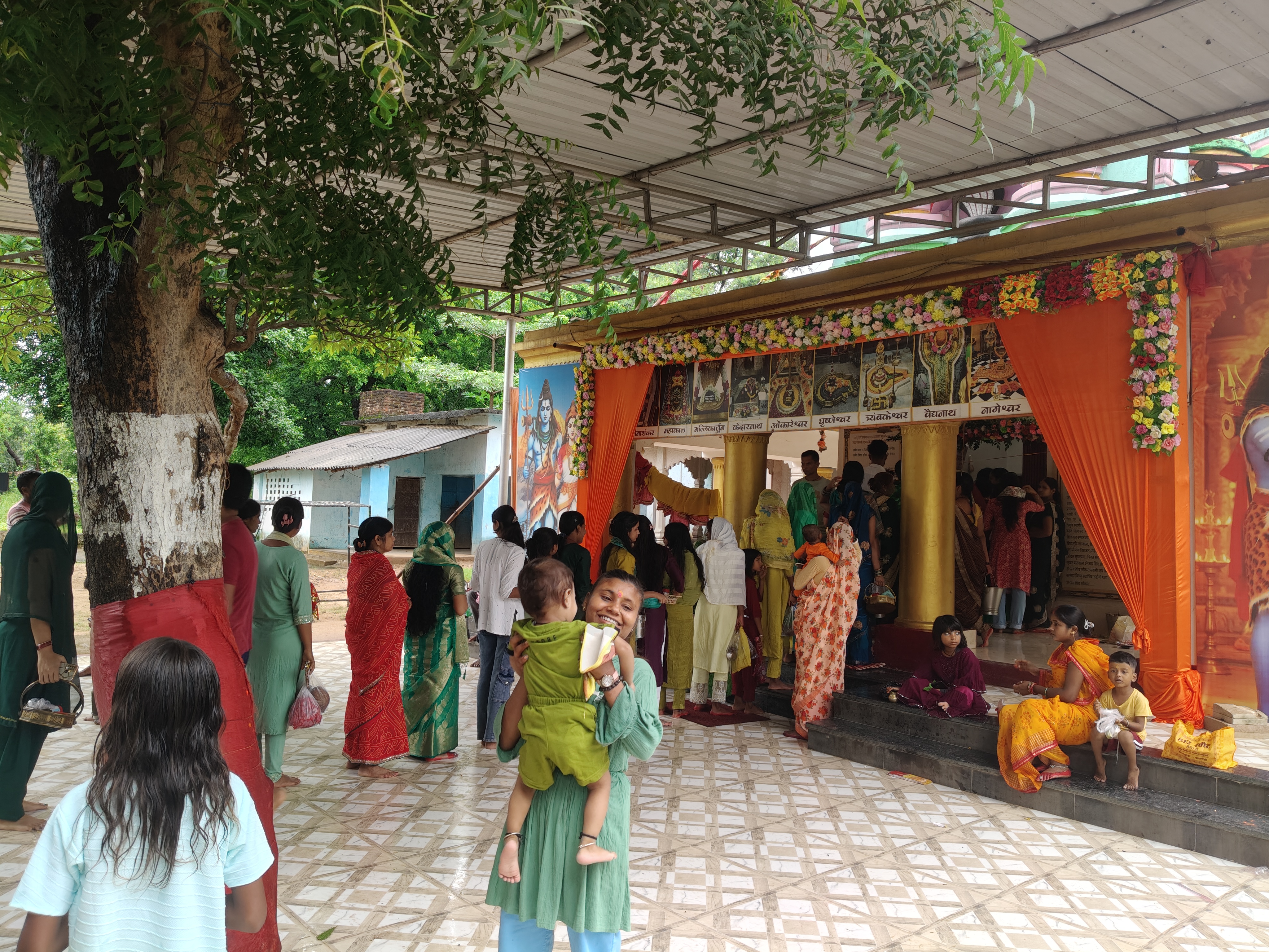 सावन के पहले सोमवार पर शिवमय हुआ बलरामपुर, मंदिरों में भक्तों की भारी भीड़