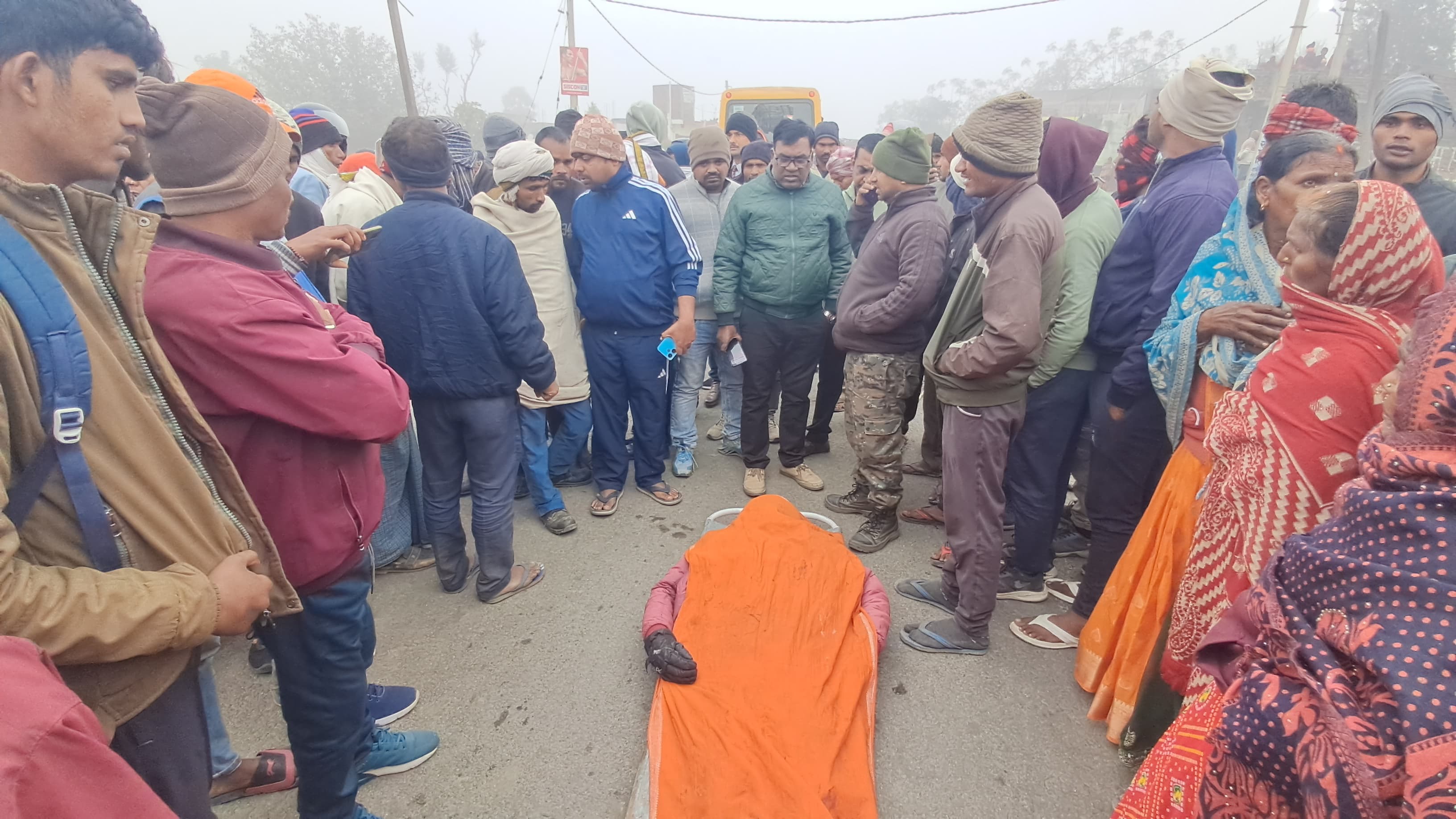 सड़क हादसे में महिला सहित दो की मौत, सड़क जाम
