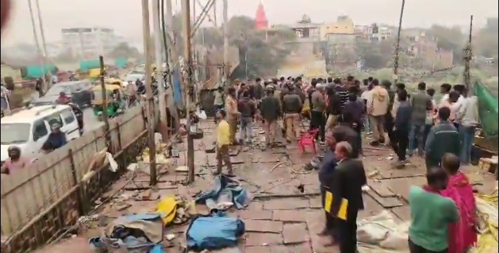 वाराणसी में वरुणा पुल पर वर्षों से चल रही मछली मंडी का सफाया