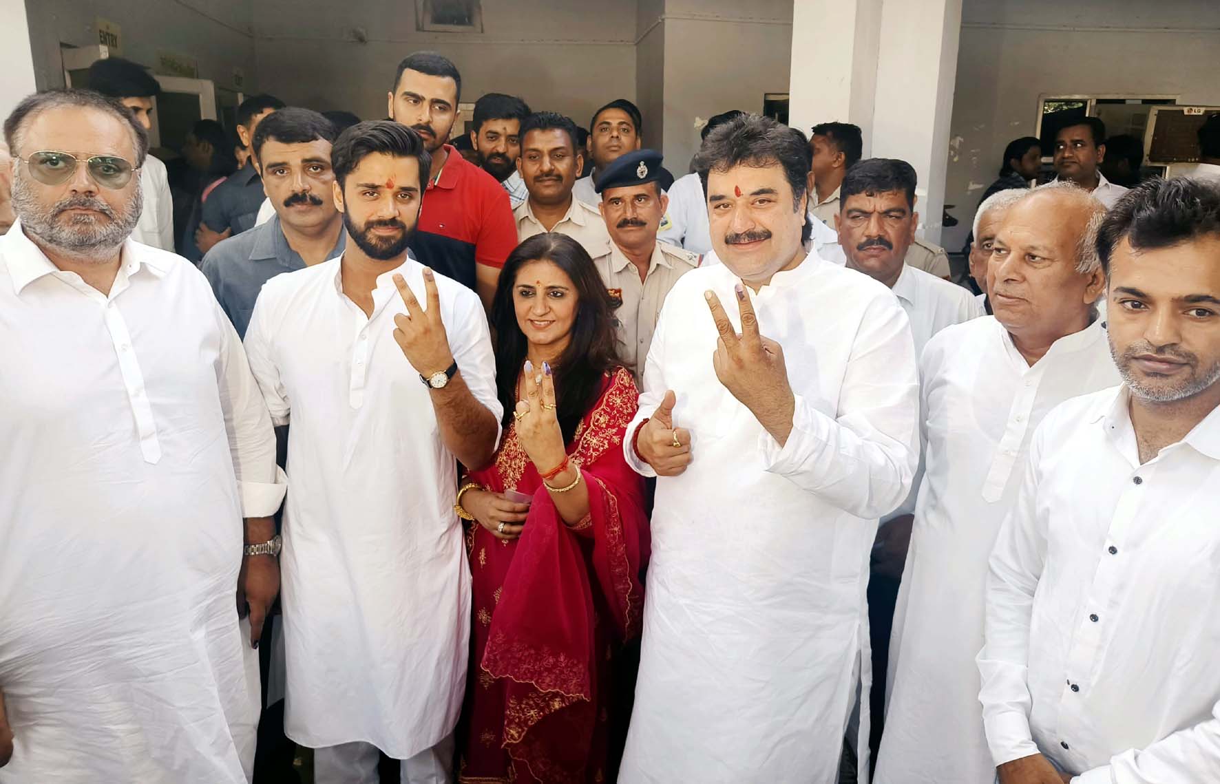 हिसार : जिले में मतदान प्र​क्रिया शांतिपूर्ण ढंग से शुरू, दिग्गजों ने डाले वोट