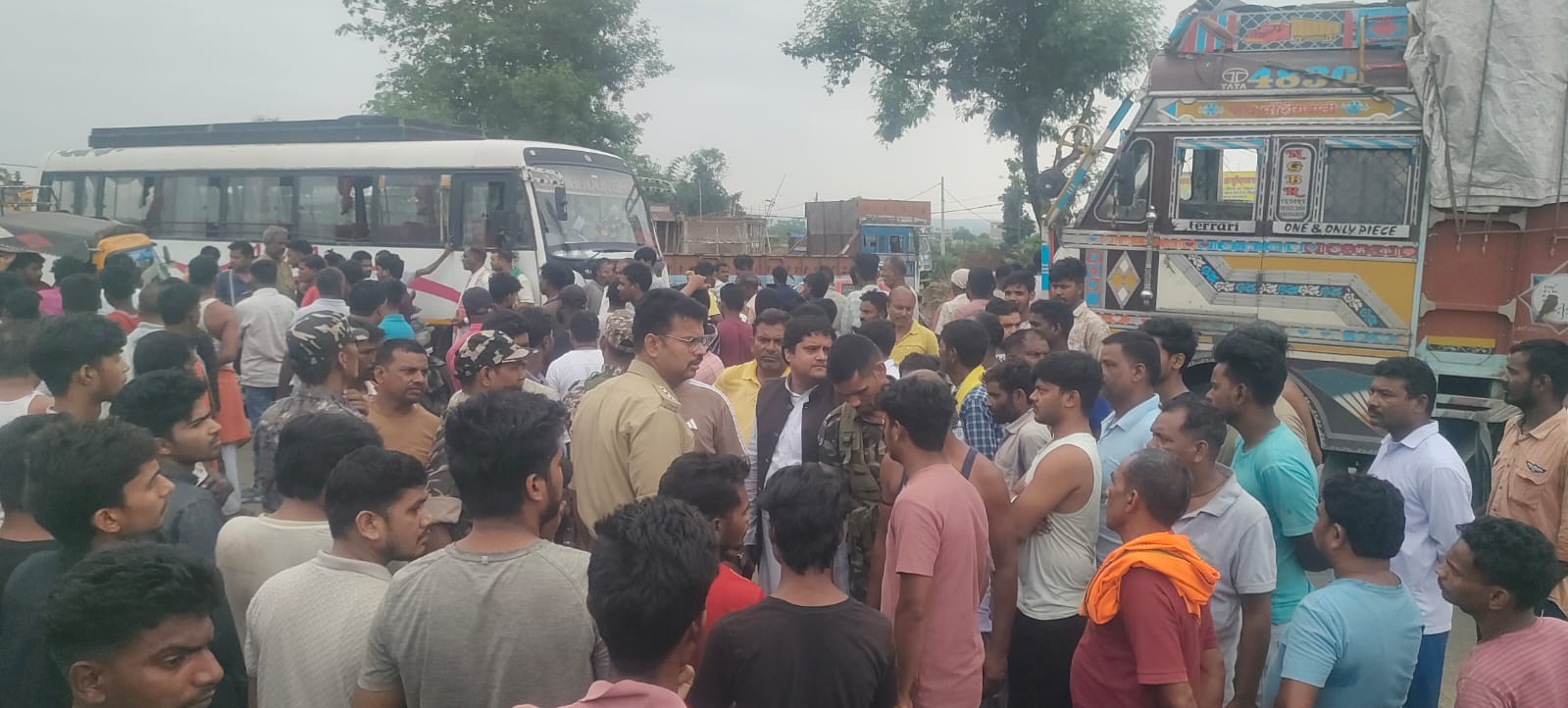मुआवजा दिए बिना मकान तोड़े जाने का विरोध, पत्थरबाजी के बाद लाठी चार्ज