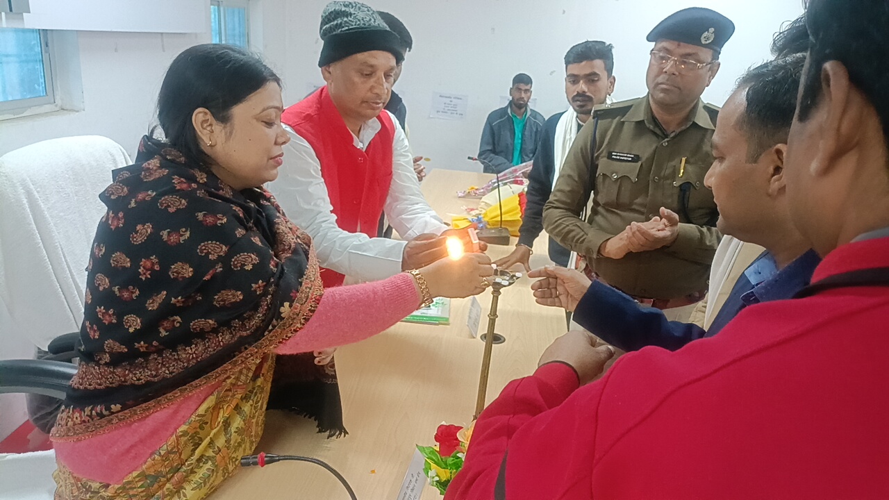 बीस सूत्री की बैठक में सीडीपीओ की मनमानी व तीन -तीन हजार प्रति आंगनबाड़ी केंद्रों से वसुलवाने का मामला गरमाया