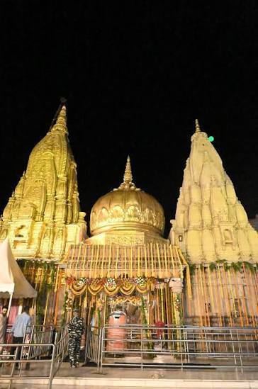 शिवभक्ति में लीन दिखे सीएम योगी, सावन के प्रथम दिन बाबा विश्वनाथ का किया जलाभिषेक