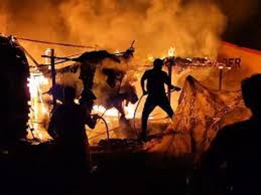 नर्मदापुरम में कबाड़े की दुकान में लगी भीषण आग, पड़ोस के मकान और दुकान भी चपेट में आए