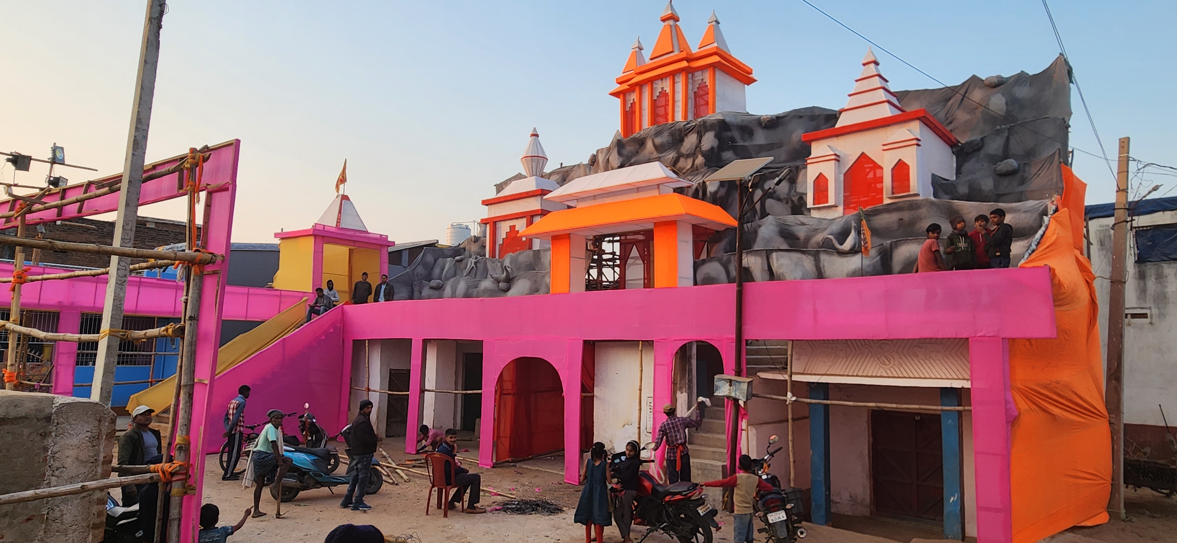 वैष्णो देवी के तर्ज़ पर बन रहा है पूजा पंडाल