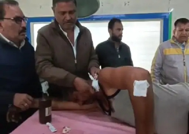 देवासः घास काटने के लिए खेत में गए किसान पर तेंदुए ने किया हमला