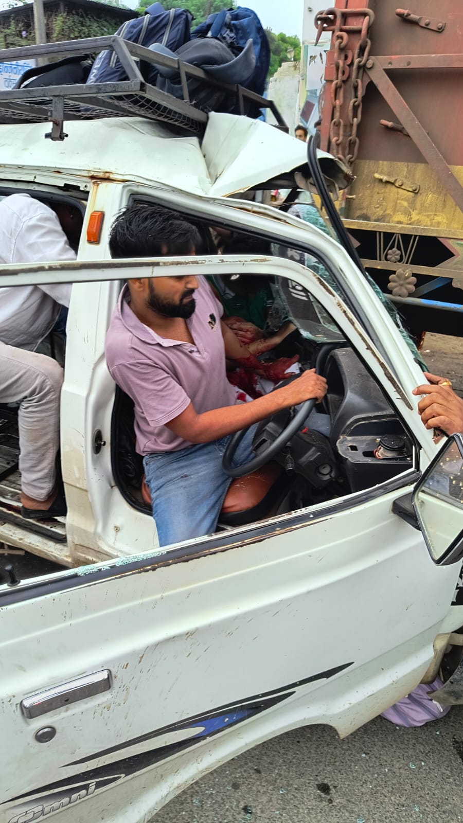 भीषण सड़क हादसा: ट्रक में घुसी स्कूल वैन, छात्र की मौत; 10 बच्चे घायल