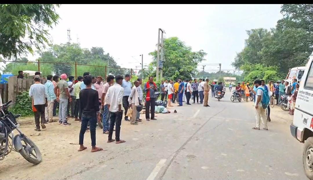स्कूल बस की टक्कर से शिक्षक की मौत ,परिजनों में कोहराम