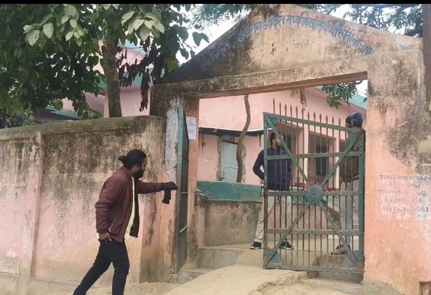 विद्यालय में चोरी और तोड़फोड़, दिया आवेदन