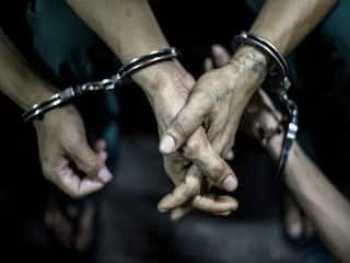 नोएडा में कार में लिफ्ट देकर लूटपाट करने वाले गैंग के पांच बदमाश गिरफ्तार