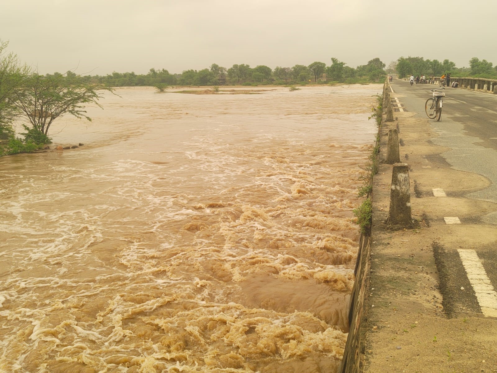 भीलवाड़ा में मानसूनी बारिश बनी मौत का कारण तीन लोगों की जल में बहने से मौत