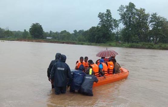 बीमार बच्ची और महिला की मदद को आगे आई नगरसेना, अस्पताल पहुंचाकर कराया उपचार