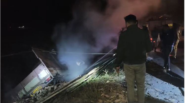 बेकाबू छोटे मालवाहक वाहन का तांडव, दो लोगों की मौत