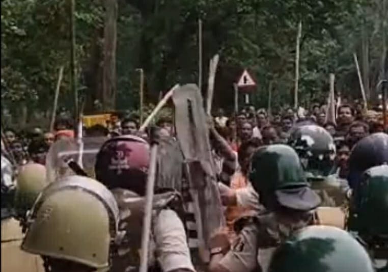 छत्तीसगढ़ में हिंसा भड़की, ग्रामीणों से झड़प में डीएसपी सहित 24 पुलिसकर्मी घायल