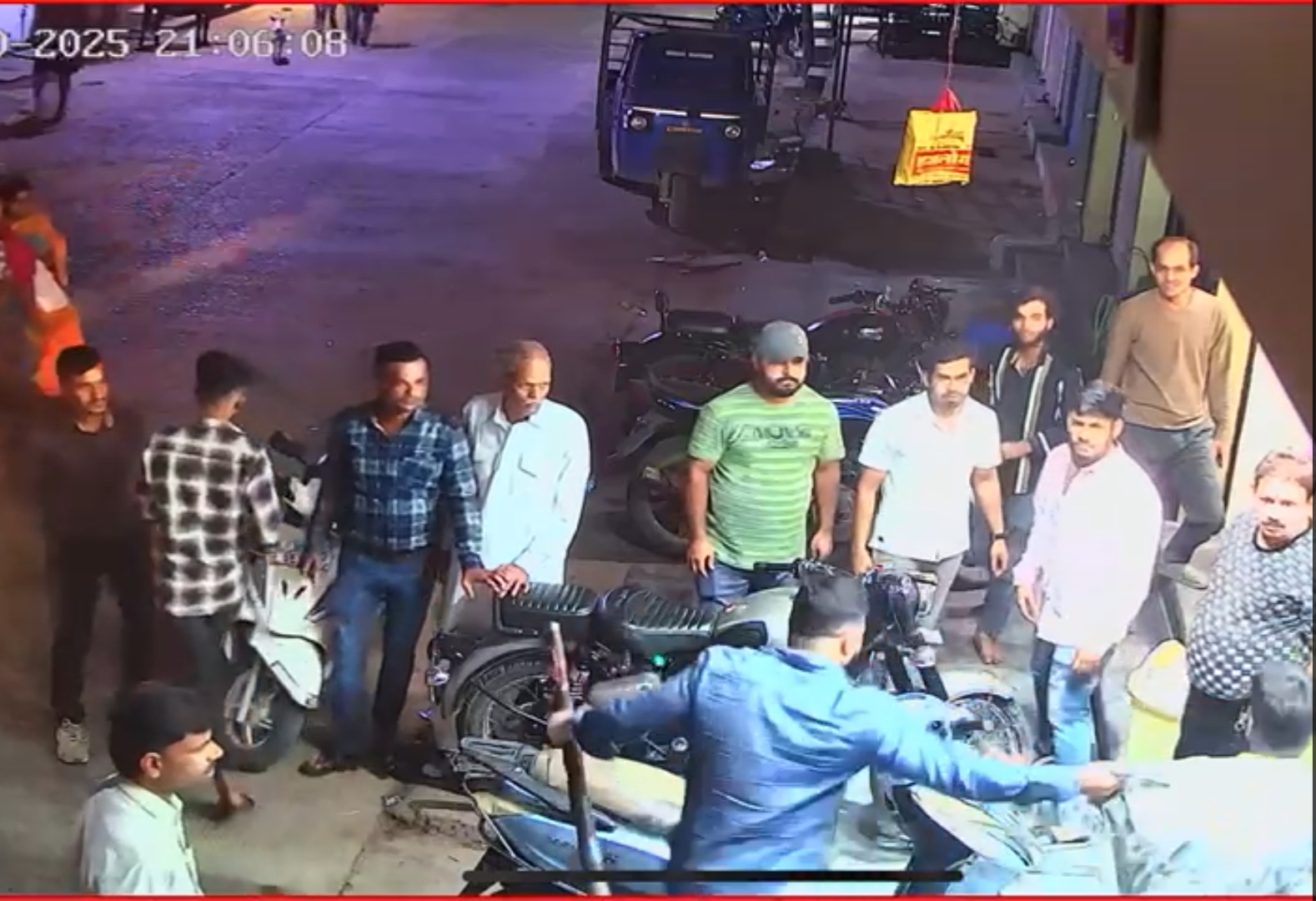 जबलपुर में शोरूम के अंदर युवक पर बेसबॉल से हमला, व्यापारी से भी मारपीट