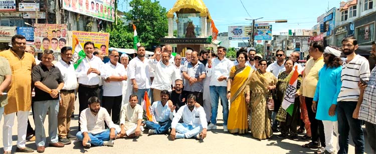 कांग्रेस कार्यकर्ताओं को रोकने के विरोध में हल्द्वानी में प्रदर्शन, भाजपा का पुतला फूंका