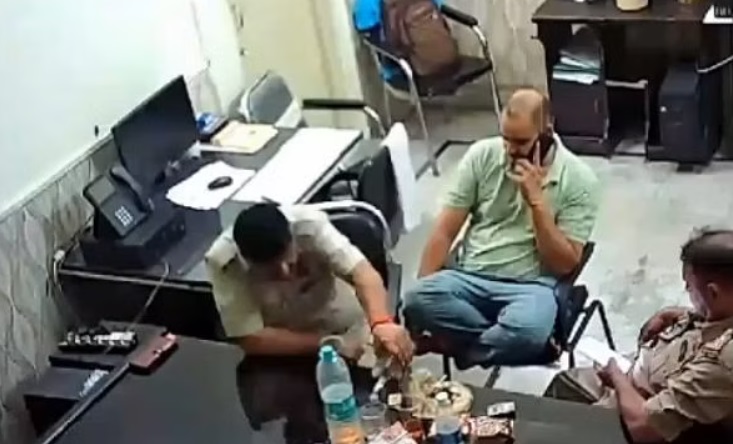 शामली में वर्दी में जाम छलकाना पड़ा भारी, इंस्पेक्टर समेत तीन पुलिसकर्मी निलंबित