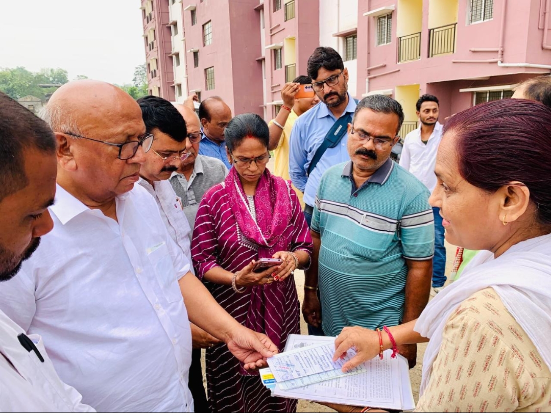 पीएम आवास योजना के तहत बन रहे मकानाें में देरी से भड़के सरयू राय, सीएजी जांच की चेतावनी