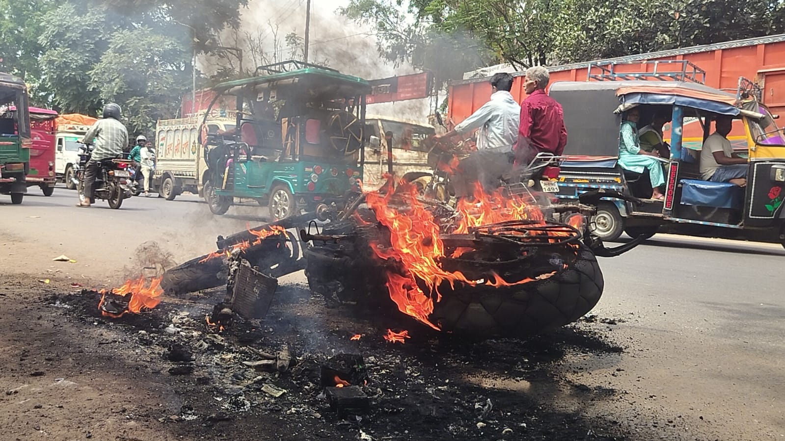 चलती बाइक में लगी आग, देखते ही देखते जलकर राख — बाल-बाल बचे सवार