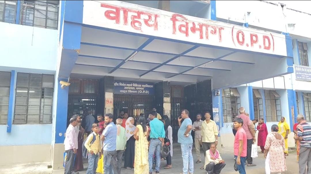 महिला डॉक्टर से दुर्व्यवहार के विरोध में एसएनएमएमसीएच में हड़ताल