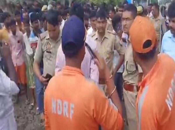 यूपी के लखीमपुर खीरी में 20 लोगों से भरी नाव शारदा नदी में पलटी, पिता-पुत्री लापता