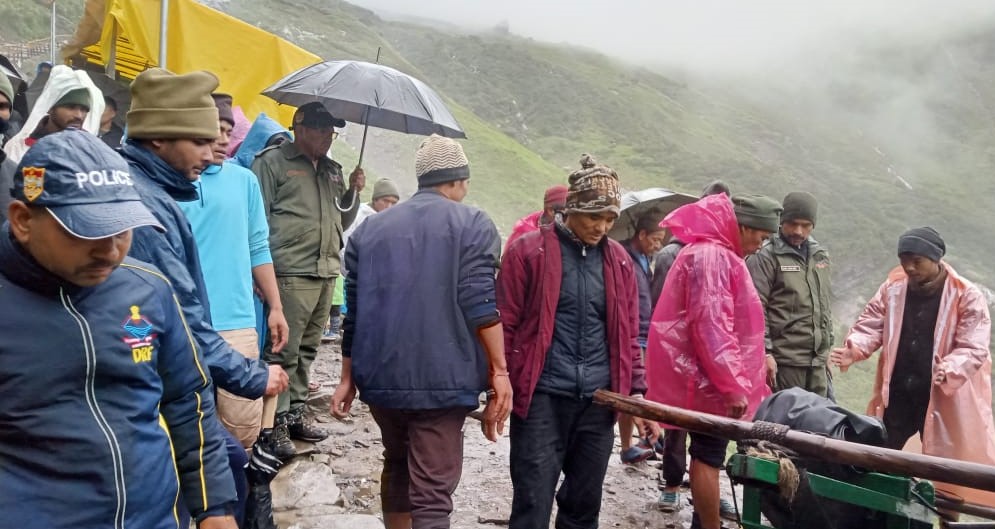खाई में गिर कर नेपाली युवक की मौत