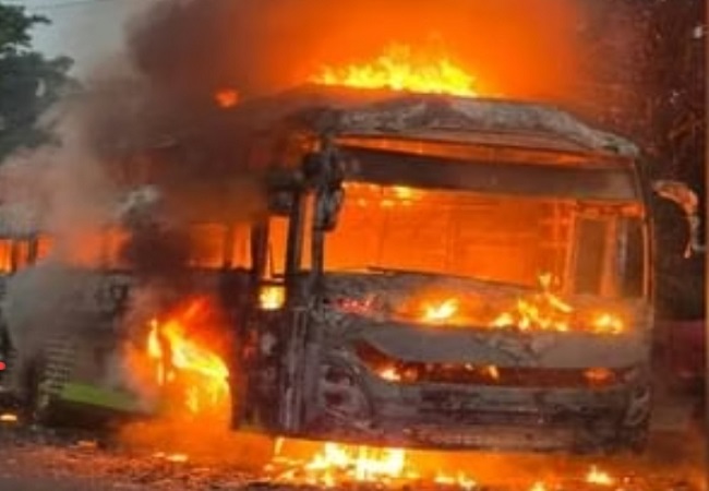 लखीमपुर खीरी में स्लीपर बस में लगी आग, यात्रियों ने खिड़कियों से कूदकर बचाई जान; डेढ़ दर्जन यात्री मामूली रूप से झुलसे