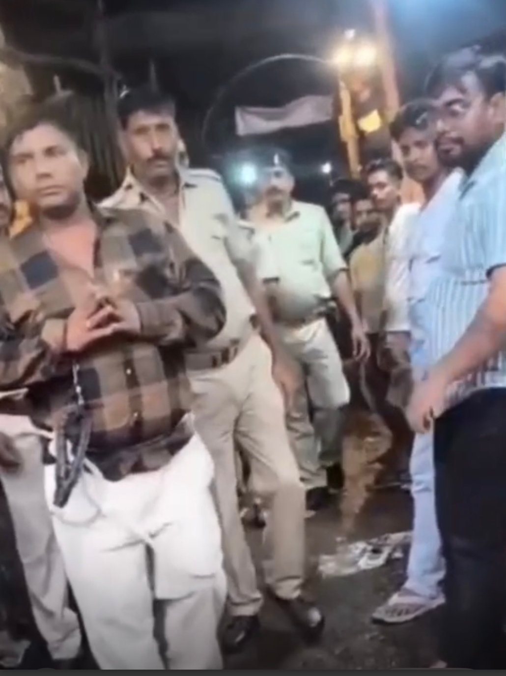 हथकड़ी-रस्सी में बांधकर आरोपी को बाजार में घुमाया, पत्नी ने एसएसपी से लगाई गुहार
