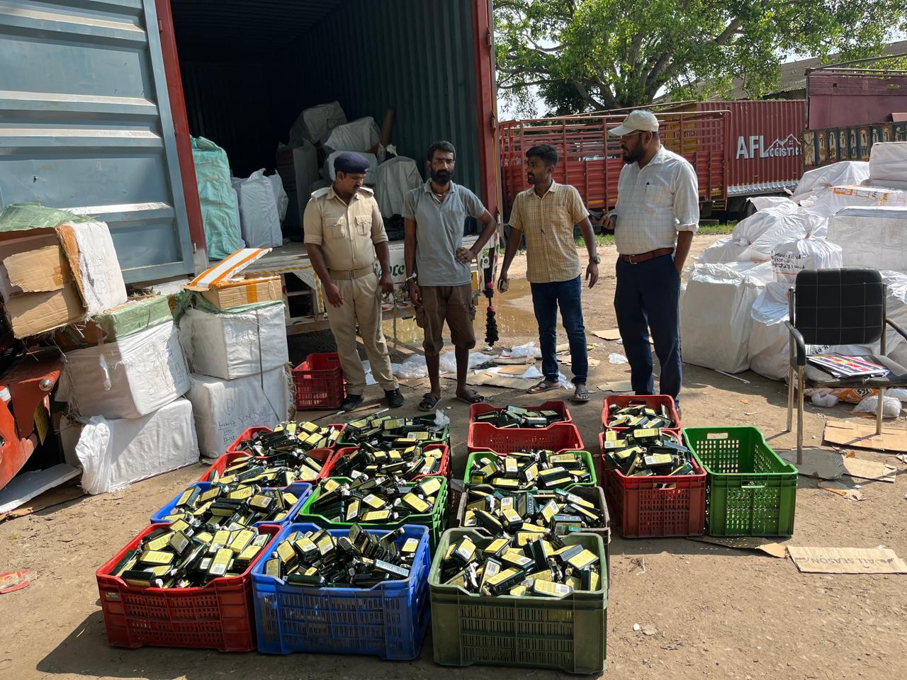 बक्सर में शराब तस्करी का भंडाफोड़, कंटेनर से 3.07 लाख मिलीलीटर विदेशी शराब जब्त