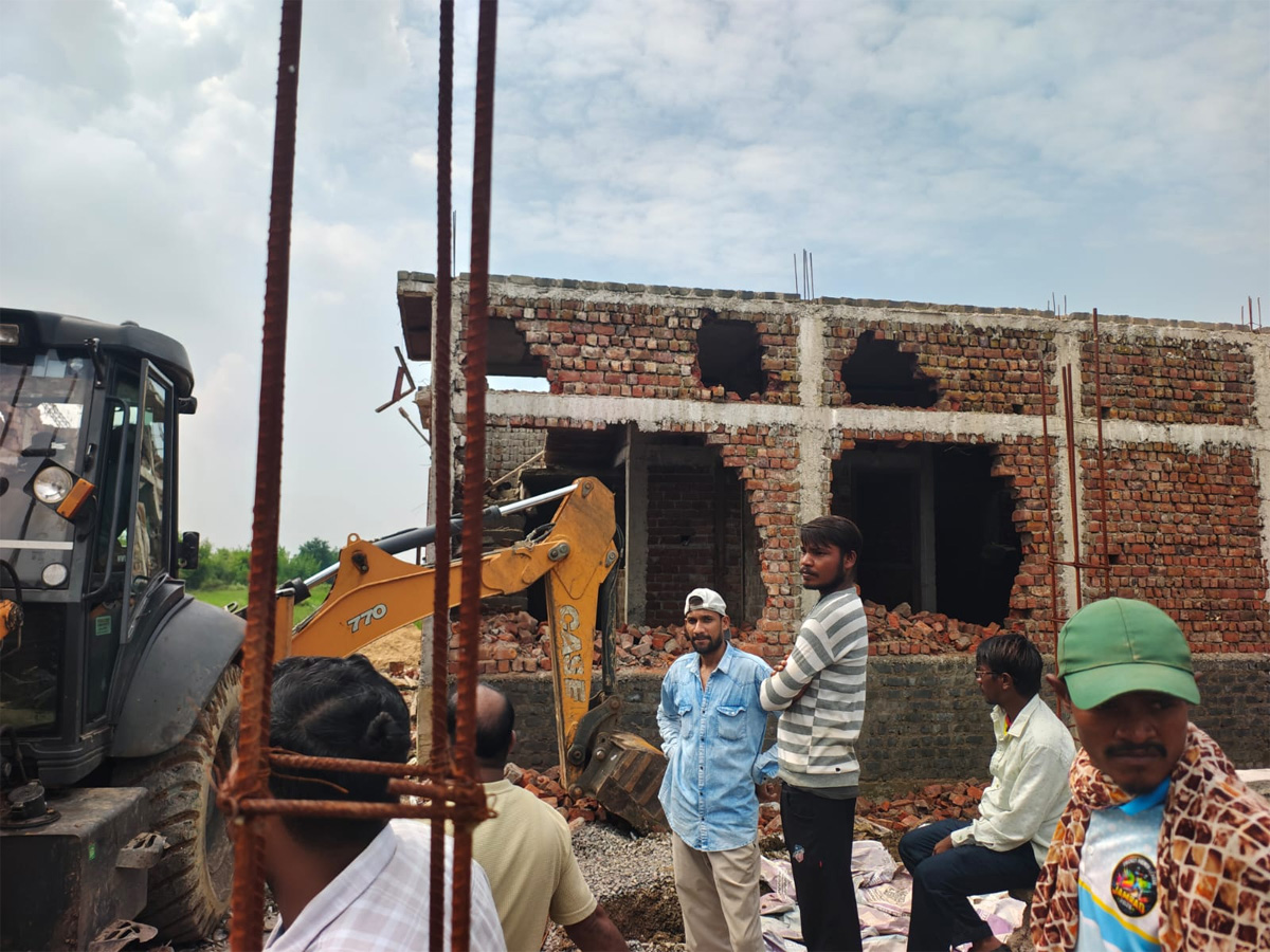 ले-आउट के बाहर बने 40 अवैध निर्माण पर चला बुलडोजर, रावतपुरा कॉलोनी में नगर निगम की कार्रवाई