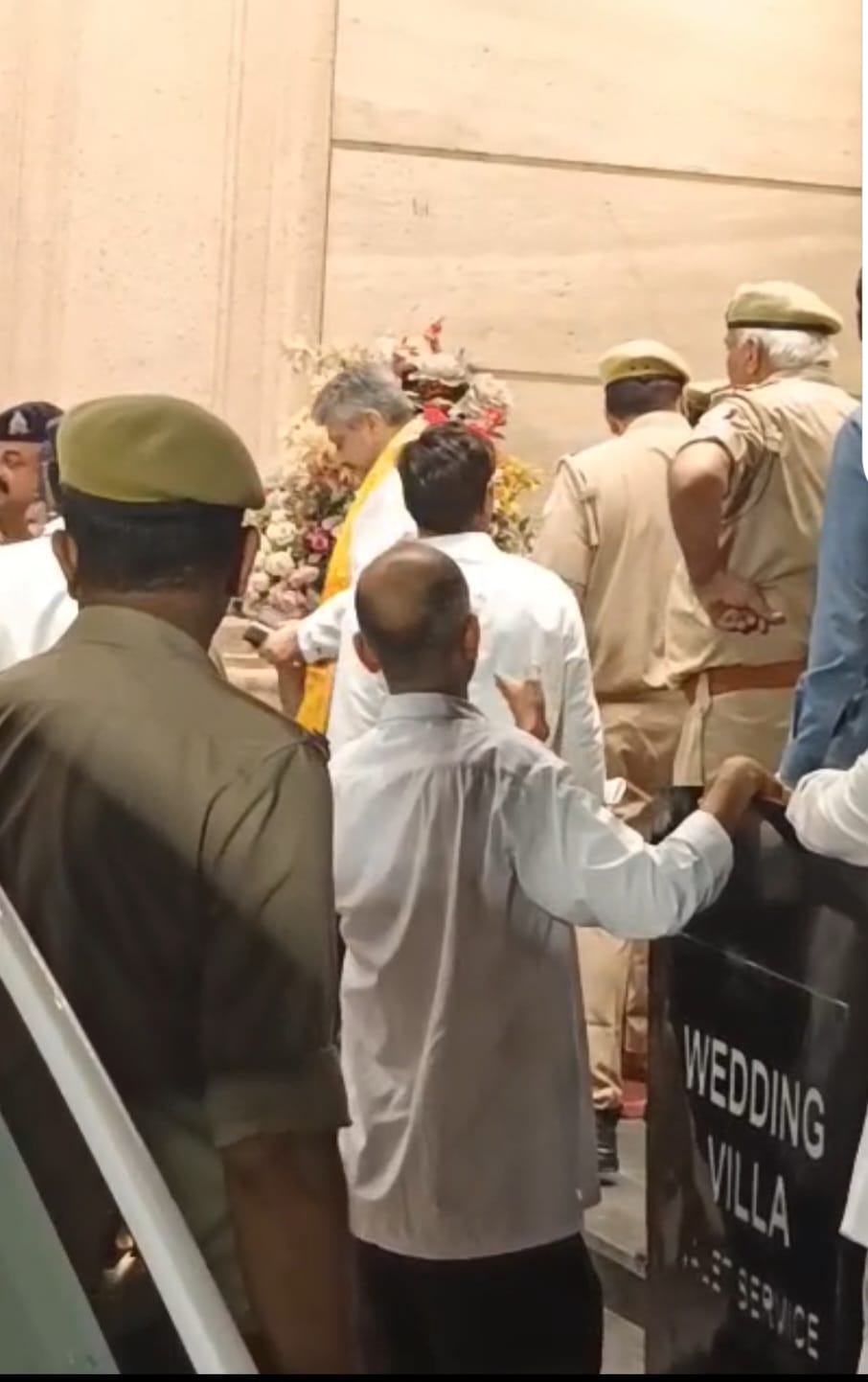 व्यापारी कल्याण दिवस कार्यक्रम में बड़ा हादसा, लिफ्ट गिरने से कई व्यापारी और भाजपा नेता फंसे