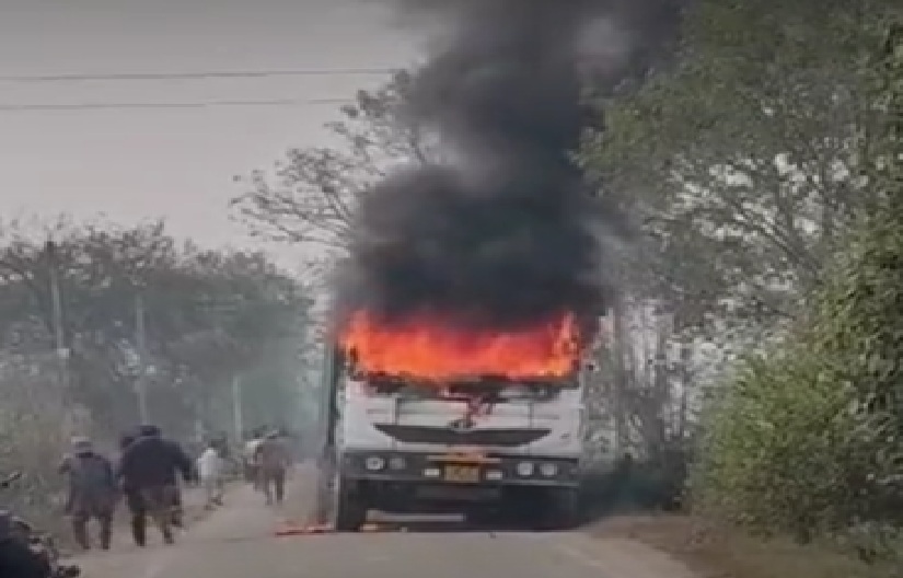 डंपर ने बाइक सवार को कुचला, गुस्साई भीड़ ने लगाई आग