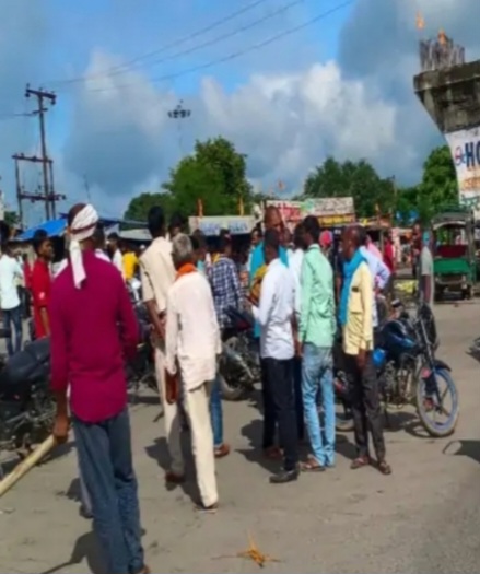 ट्रेलर बाइक की टक्कर में पिता पुत्र की मौत, सड़क जाम