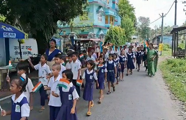 नन्हे कदमों में देशभक्ति का जज्बा, बेलाकोबा में निकली तिरंगा यात्रा