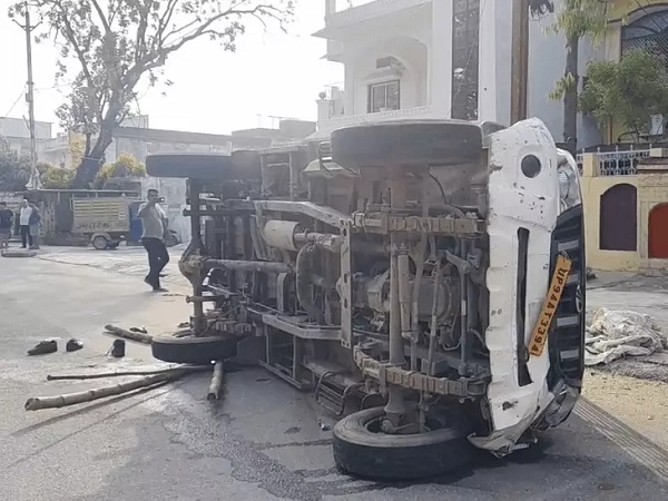 छतरपुर: बारातियों से भरी तेज रफ्तार पिकअप पलटने से 2 की मौत, 14 घायल, 4 की हालत गंभीर