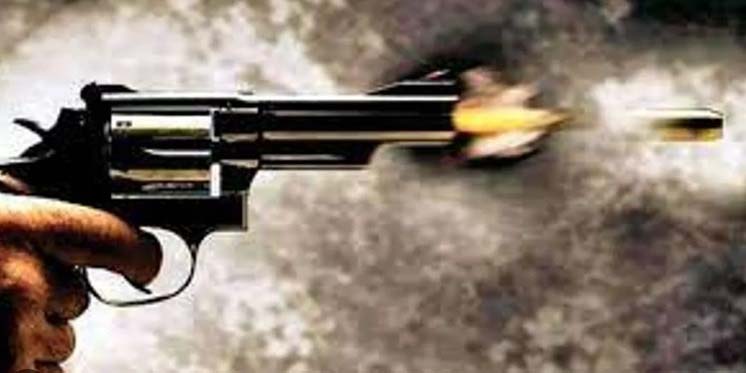बोकारो में अपराधियों ने ज्वेलरी दुकान पर चलाई गोली, आक्रोशित दुकानदारों ने सड़क पर लगाया जाम