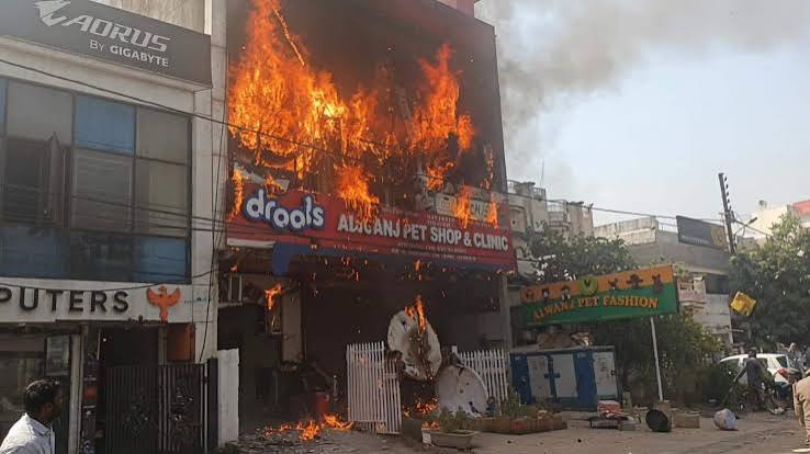 खनऊ के कोचिंग सेंटर में भीषण आग, 6 शव बरामद; कई छात्र झुलसे, राहत-बचाव कार्य जारी