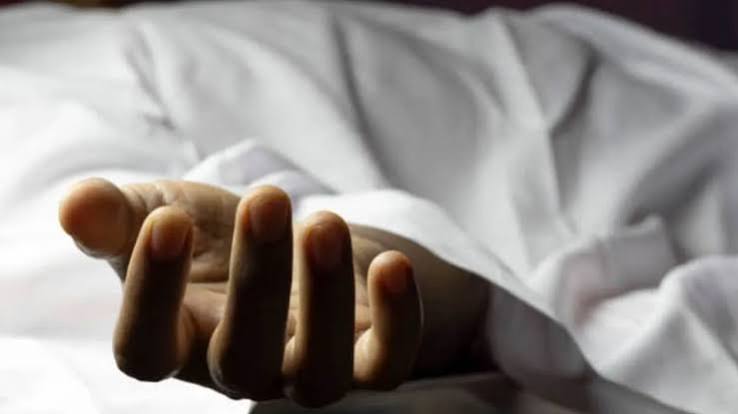 चलती ट्रेन पकड़ने के चक्कर में हादसा, महिला की मौत
