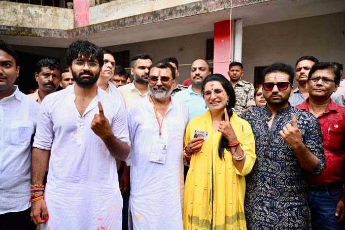 गोड्डा लोस सीट से भाजपा प्रत्याशी निशिकांत दुबे ने पत्नी संग किया मतदान