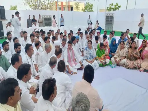 जनता ने आदेश है घमंड को त्यागो और समर्पण भाव से काम करो : पायलट