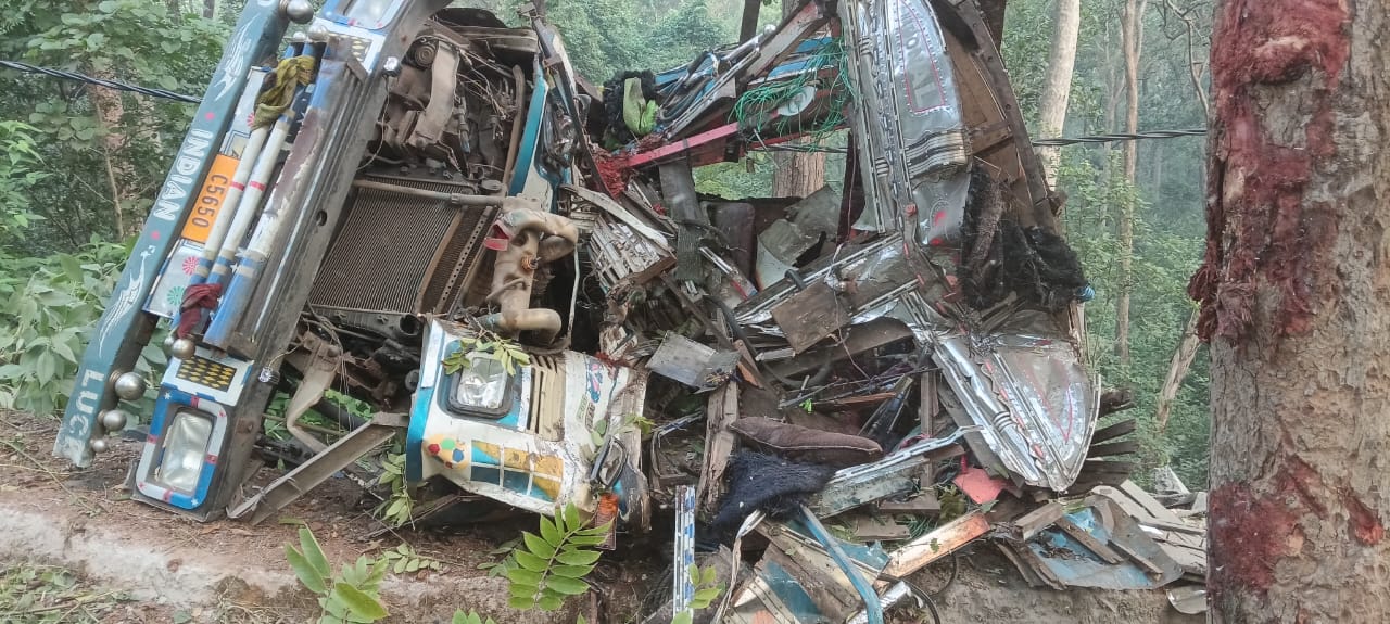 लातेहार के कुम्हारमरा घाटी में पलटा ट्रक, चालक घायल