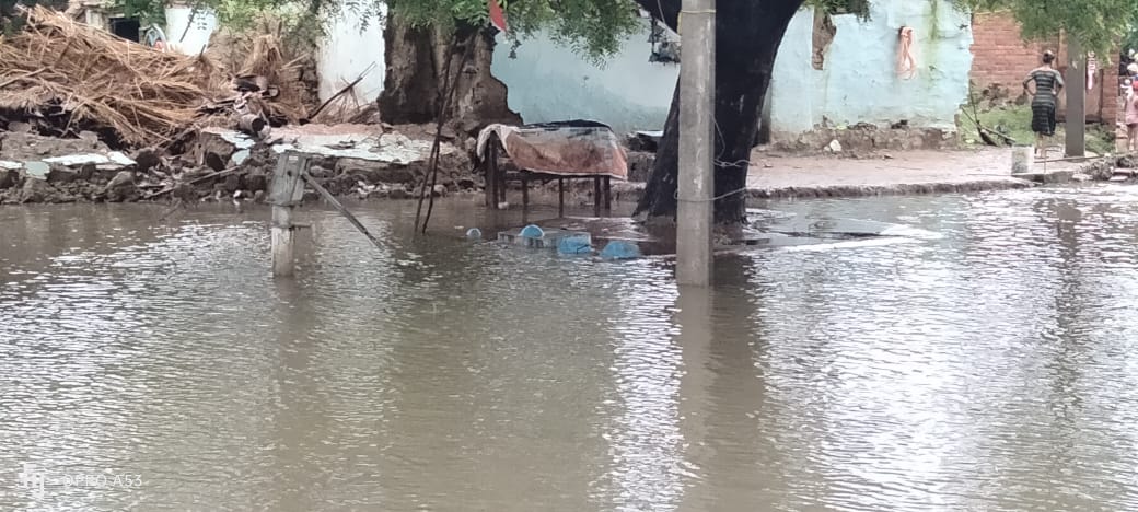बाढ़ की चपेट में दर्जनों गांव, ग्रामीणों का रेस्क्यू जारी