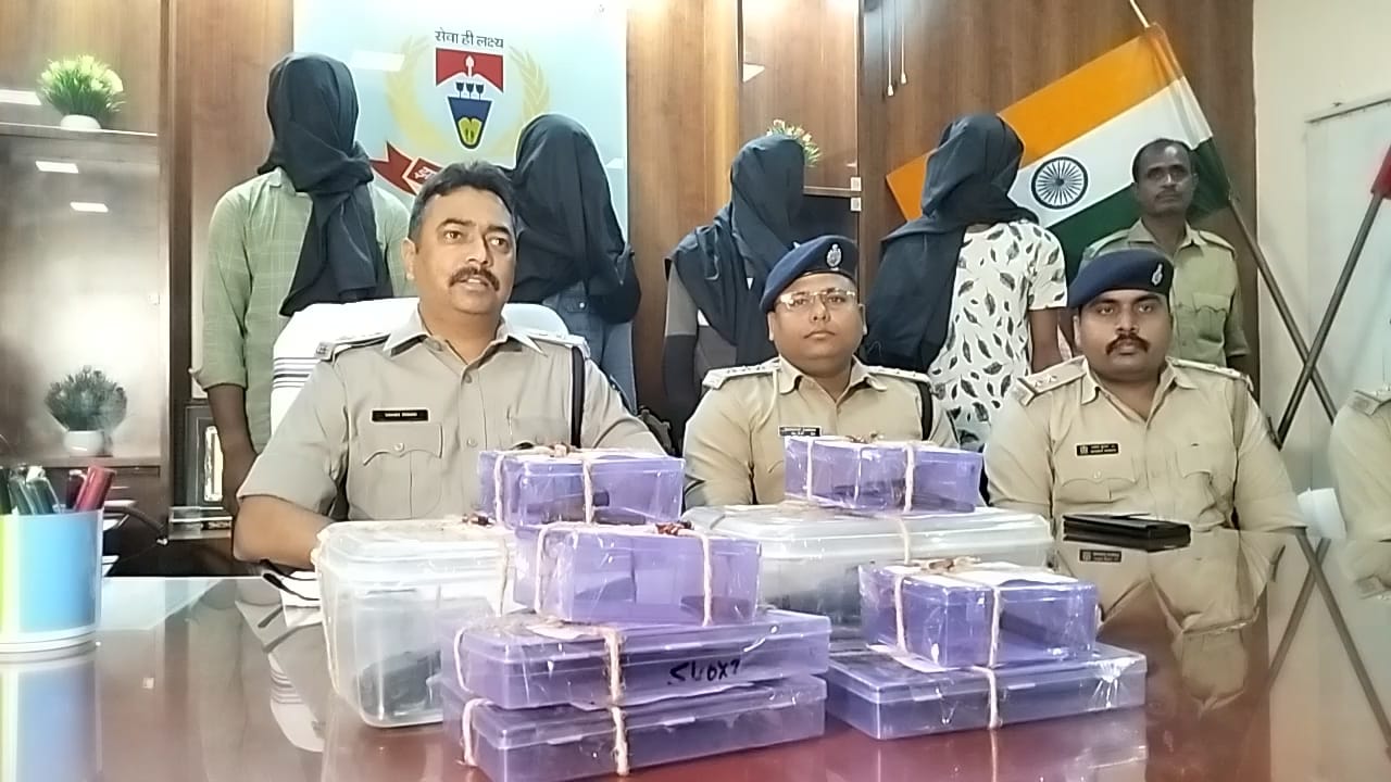 चतरा में चार बदमाश गिरफ्तार, हथियार बरामद