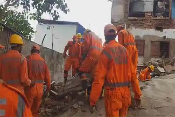 देवघर में तीन मंजिला इमारत ढही, कई लोगों के मलबे में दबे होने की आशंका, बचाव कार्य जारी